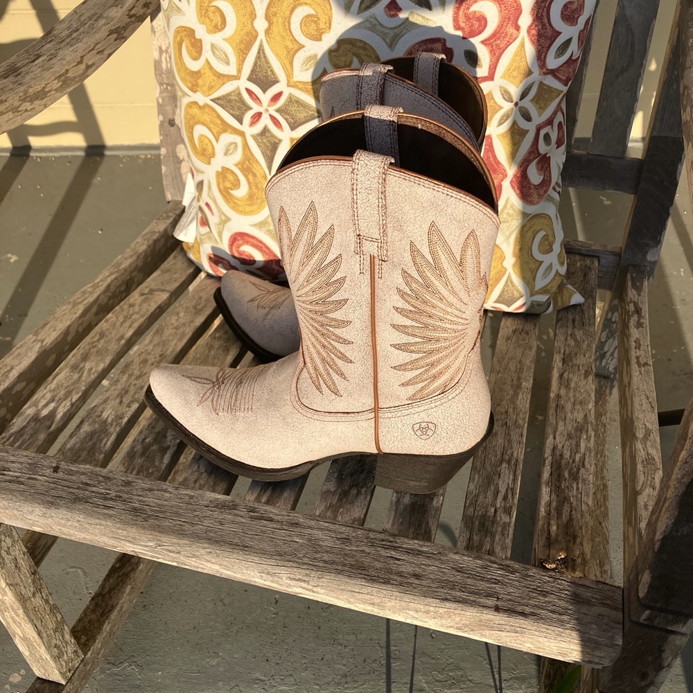 Ariat Suede leather women’s Western Boots - Picture 2 of 11